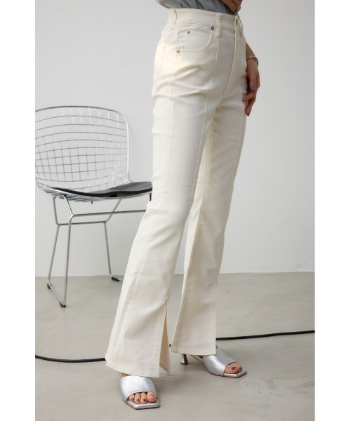 AZUL by moussy（アズールバイマウジー）の「センタースリットカラーフレアパンツ（その他パンツ・レディース・ベージュ/ライトパープル/オフホワイト/ブラック・SMALL/MEDIUM）」の5枚目の写真