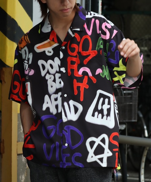 VISION STREET WEAR（ヴィジョンストリートウェア）の「【VISION STREET WEAR/ヴィジョンストリートウェア】ワードストームパターン リラックス ショートスリーブ総柄オープンカラーシャツ（シャツ/ブラウス・メンズ・ホワイト/ブラック・L/M/LL）」の2枚目の写真