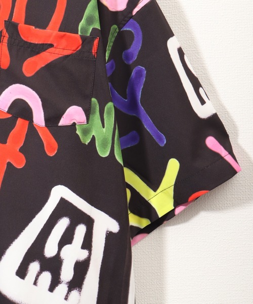 VISION STREET WEAR（ヴィジョンストリートウェア）の「【VISION STREET WEAR/ヴィジョンストリートウェア】ワードストームパターン リラックス ショートスリーブ総柄オープンカラーシャツ（シャツ/ブラウス・メンズ・ホワイト/ブラック・L/M/LL）」の5枚目の写真