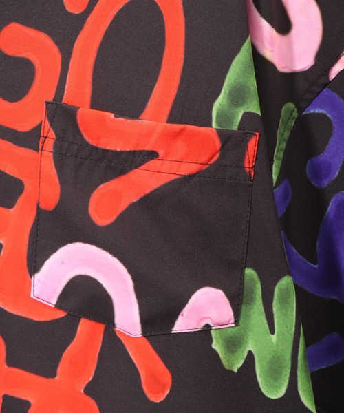 VISION STREET WEAR（ヴィジョンストリートウェア）の「【VISION STREET WEAR/ヴィジョンストリートウェア】ワードストームパターン リラックス ショートスリーブ総柄オープンカラーシャツ（シャツ/ブラウス・メンズ・ホワイト/ブラック・L/M/LL）」の4枚目の写真