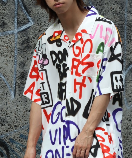VISION STREET WEAR（ヴィジョンストリートウェア）の「【VISION STREET WEAR/ヴィジョンストリートウェア】ワードストームパターン リラックス ショートスリーブ総柄オープンカラーシャツ（シャツ/ブラウス・メンズ・ホワイト/ブラック・L/M/LL）」の13枚目の写真