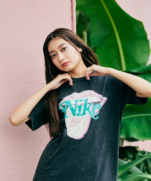 NIKE（ナイキ）の「ナイキ スポーツウェア エッセンシャル ウィメンズ Tシャツ / Nike Sportswear Essential Women's T-Shirt＜XS-2XL 展開＞（Tシャツ/カットソー・レディース・ブラック/クリーム・S/M/L/XL/XS/2XL）」の2枚目の写真