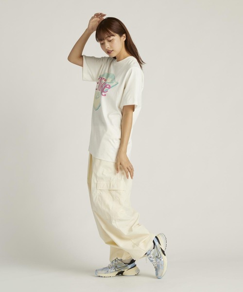 NIKE（ナイキ）の「ナイキ スポーツウェア エッセンシャル ウィメンズ Tシャツ / Nike Sportswear Essential Women's T-Shirt＜XS-2XL 展開＞（Tシャツ/カットソー・レディース・ブラック/クリーム・S/M/L/XL/XS/2XL）」の10枚目の写真