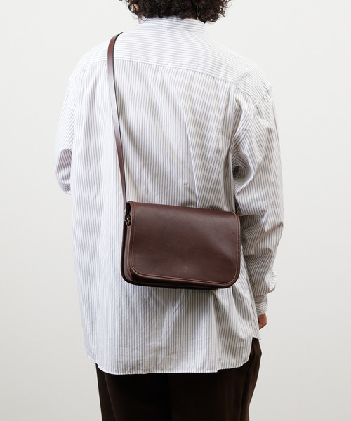 SLOW(スロウ)の「SLOW スロウ / cb-flap shoulder ステアレザーショルダーバッグ / 858S46P(ショルダーバッグ・メンズ・ブラック/チョコ/キャメル・FREE)」の3枚目の写真