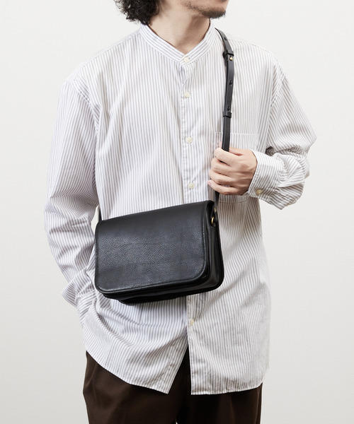 SLOW(スロウ)の「SLOW スロウ / cb-flap shoulder ステアレザーショルダーバッグ / 858S46P(ショルダーバッグ・メンズ・ブラック/チョコ/キャメル・FREE)」の2枚目の写真