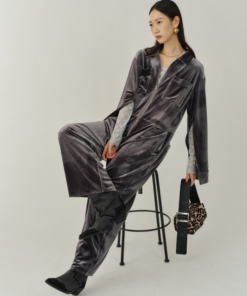 yae(ヤエ)の「Fastener slit velours jumpsuit / ファスナースリットベロアジャンプスーツ(つなぎ/オールインワン・レディース・カーキ/ブラック/グレー・36/38)」の9枚目の写真