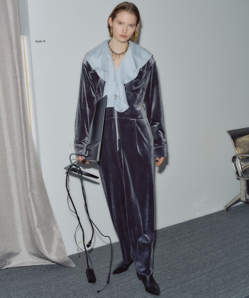 yae(ヤエ)の「Fastener slit velours jumpsuit / ファスナースリットベロアジャンプスーツ(つなぎ/オールインワン・レディース・カーキ/ブラック/グレー・36/38)」の6枚目の写真