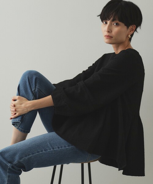 OPAQUE.CLIP（オペークドットクリップ）の「◆ふくれジャカードペプラムブラウス【洗濯機洗い可】（シャツ/ブラウス・レディース・ブラック/ブルー/ホワイト・36/38/40/42）」の2枚目の写真