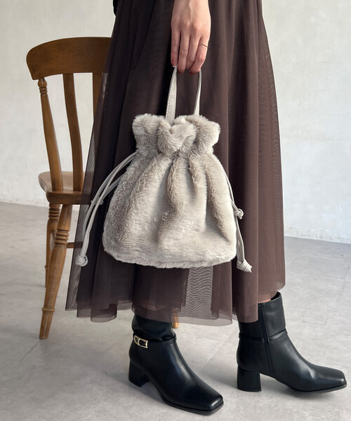 Chez toi(シェトワ)の「ファー巾着BAG(トートバッグ・レディース・モカ/アイボリー/グレー/チャコールグレー・FREE)」の4枚目の写真