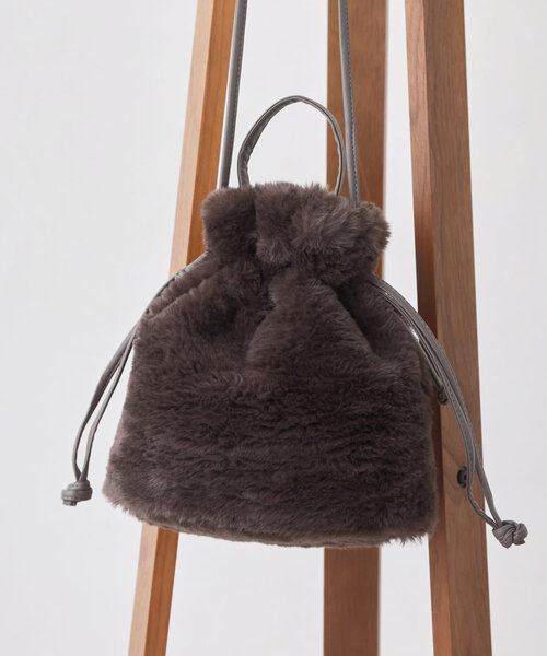 Chez toi(シェトワ)の「ファー巾着BAG(トートバッグ・レディース・モカ/アイボリー/グレー/チャコールグレー・FREE)」の3枚目の写真