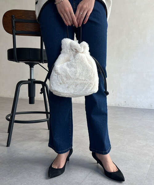 Chez toi(シェトワ)の「ファー巾着BAG(トートバッグ・レディース・モカ/アイボリー/グレー/チャコールグレー・FREE)」の2枚目の写真