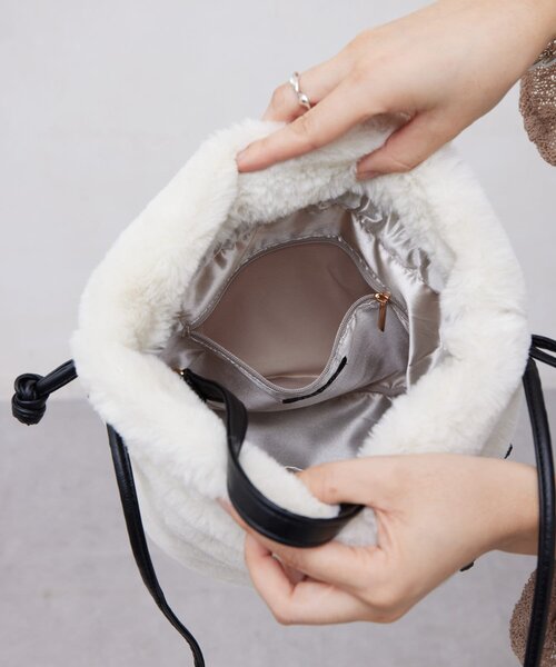 Chez toi(シェトワ)の「ファー巾着BAG(トートバッグ・レディース・モカ/アイボリー/グレー/チャコールグレー・FREE)」の5枚目の写真