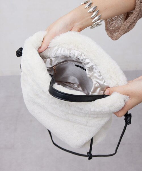 Chez toi(シェトワ)の「ファー巾着BAG(トートバッグ・レディース・モカ/アイボリー/グレー/チャコールグレー・FREE)」の7枚目の写真