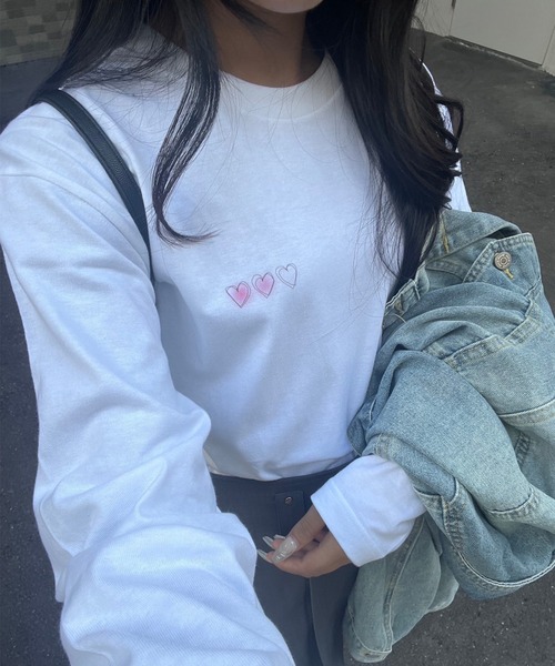 fiere(フィエール)の「ワンポイントハートデザインロンT/長袖Tシャツ(Tシャツ/カットソー・レディース・ホワイト・MEDIUM)」の1枚目の写真