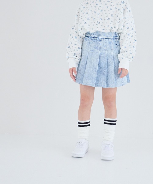 LOWRYS FARM（ローリーズファーム）の「デニムプリーツスカート　 289626（デニムスカート・キッズ・ケミカルウォッシュ・110cm/120cm/130cm/140cm/150cm）」の2枚目の写真