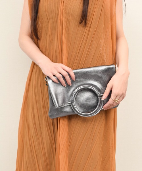 andrea cardone(アンドレアカルドネ)の「【ANDREA CARDONE】ラウンドハンドルメタリックレザーバッグ(Q56600)(トートバッグ・レディース・シルバー/ゴールド/グレー・ALL)」の1枚目の写真