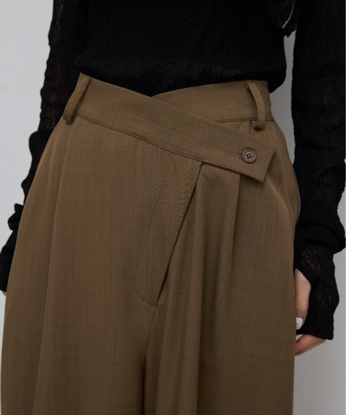 AIC.（エーアイシー）の「アシンメトリーデザインタックカーブパンツ（スラックス・レディース・ダークグレー/ブラウン/ベージュ・FREE）」の3枚目の写真