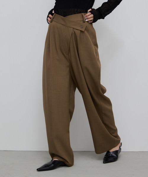 AIC.（エーアイシー）の「アシンメトリーデザインタックカーブパンツ（スラックス・レディース・ダークグレー/ブラウン/ベージュ・FREE）」の21枚目の写真