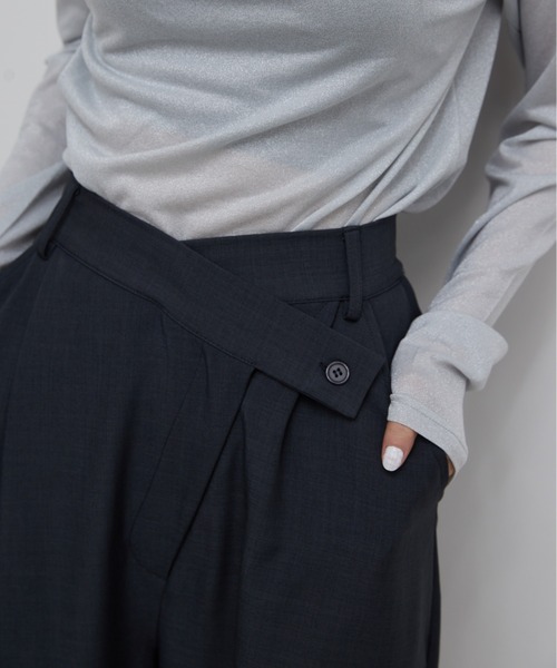 AIC.（エーアイシー）の「アシンメトリーデザインタックカーブパンツ（スラックス・レディース・ダークグレー/ブラウン/ベージュ・FREE）」の4枚目の写真