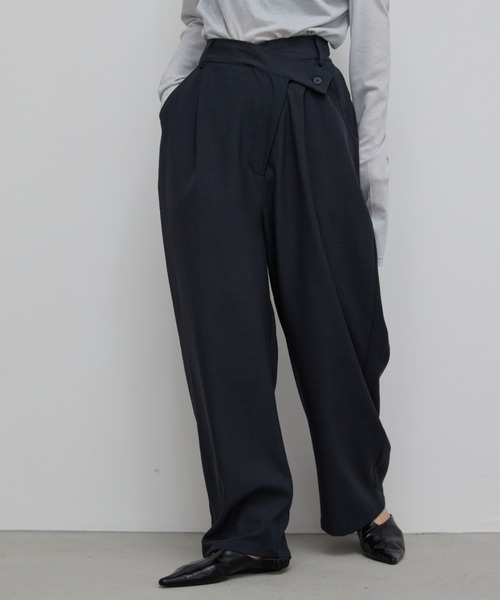 AIC.（エーアイシー）の「アシンメトリーデザインタックカーブパンツ（スラックス・レディース・ダークグレー/ブラウン/ベージュ・FREE）」の6枚目の写真