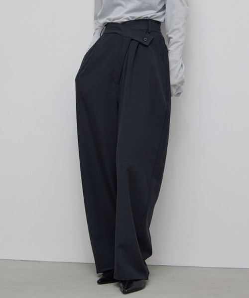 AIC.（エーアイシー）の「アシンメトリーデザインタックカーブパンツ（スラックス・レディース・ダークグレー/ブラウン/ベージュ・FREE）」の5枚目の写真