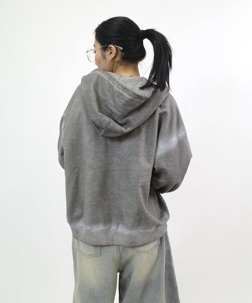 WHO'S WHO gallery(フーズフーギャラリー)の「【ユニセックス】裏毛ラインジップパーカー(パーカー・レディース・グレー/レッド/アイボリー・MEDIUM/LARGE)」の6枚目の写真