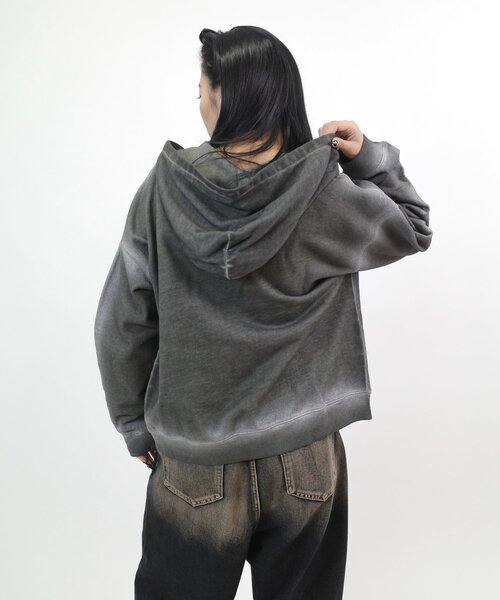 WHO'S WHO gallery(フーズフーギャラリー)の「【ユニセックス】裏毛ラインジップパーカー(パーカー・レディース・グレー/レッド/アイボリー・MEDIUM/LARGE)」の11枚目の写真