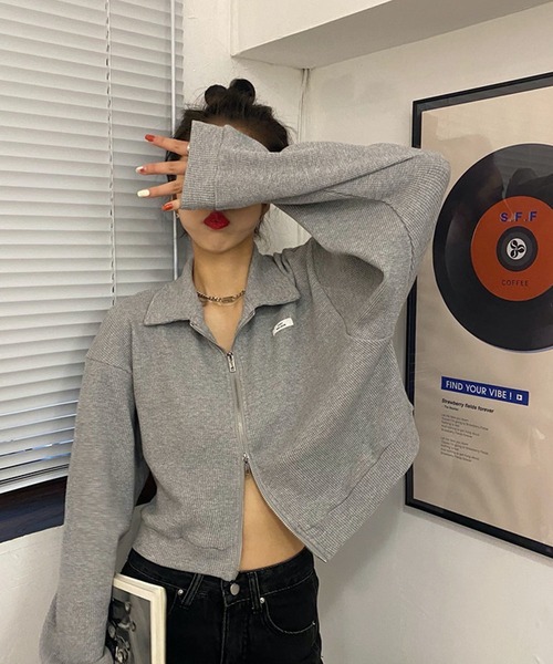 HALEY PESCA(ヘーリーペスカ)の「HALEY PESCA/ポロ襟付きショート丈 ダブルジップ ジャケット(カーディガン/ボレロ・レディース・グレー/ブラック/ホワイト・X-LARGE/LARGE/MEDIUM)」の3枚目の写真