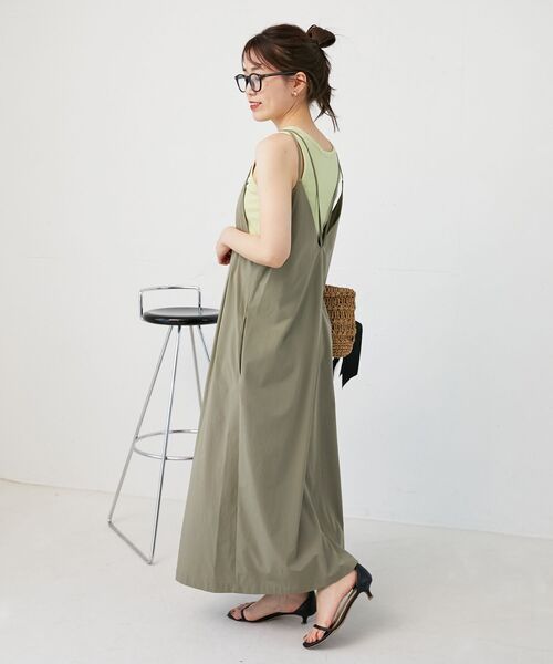 le.coeur blanc(ルクールブラン)の「ナイロンVネックキャミワンピース(ワンピース・レディース・ダークグレー/カーキオリーブ・38)」の1枚目の写真