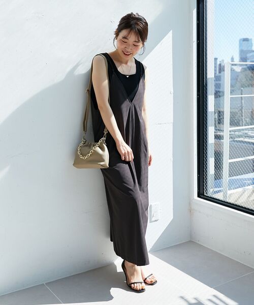 le.coeur blanc(ルクールブラン)の「ナイロンVネックキャミワンピース(ワンピース・レディース・ダークグレー/カーキオリーブ・38)」の2枚目の写真