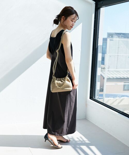 le.coeur blanc(ルクールブラン)の「ナイロンVネックキャミワンピース(ワンピース・レディース・ダークグレー/カーキオリーブ・38)」の5枚目の写真