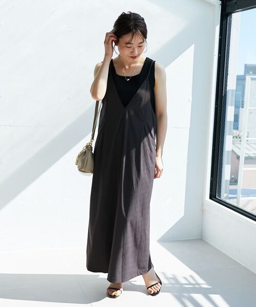 le.coeur blanc(ルクールブラン)の「ナイロンVネックキャミワンピース(ワンピース・レディース・ダークグレー/カーキオリーブ・38)」の6枚目の写真