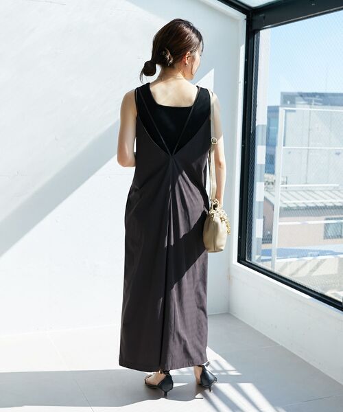 le.coeur blanc(ルクールブラン)の「ナイロンVネックキャミワンピース(ワンピース・レディース・ダークグレー/カーキオリーブ・38)」の7枚目の写真