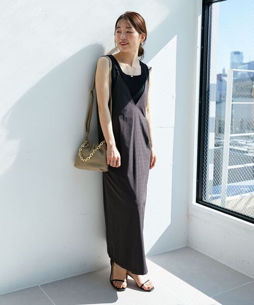 le.coeur blanc(ルクールブラン)の「ナイロンVネックキャミワンピース(ワンピース・レディース・ダークグレー/カーキオリーブ・38)」の8枚目の写真