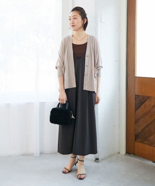 le.coeur blanc(ルクールブラン)の「ナイロンVネックキャミワンピース(ワンピース・レディース・ダークグレー/カーキオリーブ・38)」の17枚目の写真