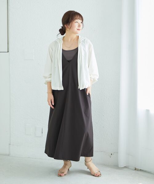le.coeur blanc(ルクールブラン)の「ナイロンVネックキャミワンピース(ワンピース・レディース・ダークグレー/カーキオリーブ・38)」の21枚目の写真