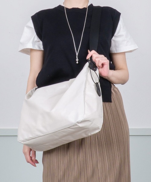 Jack Gomme（ジャックゴム）の「【JACK GOMME/ジャックゴム】ショルダーバッグ　JOY（ショルダーバッグ・レディース・ゴールド/カーキ/ホワイト/ブラック/ブルー/アイボリー・FREE）」の2枚目の写真