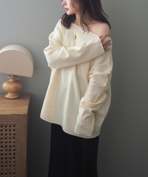 LAULEN（ローレン）の「offshoulder oversize knit /オフショルダー オーバーサイズ ニット（ニット/セーター・レディース・ベージュ/アイボリー・FREE）」の2枚目の写真