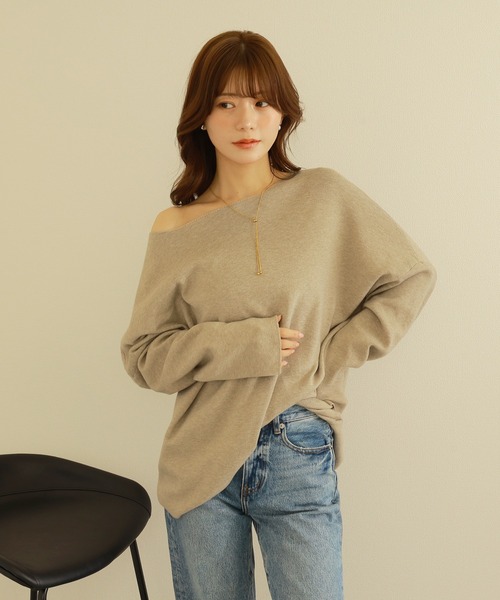 LAULEN（ローレン）の「offshoulder oversize knit /オフショルダー オーバーサイズ ニット（ニット/セーター・レディース・ベージュ/アイボリー・FREE）」の3枚目の写真