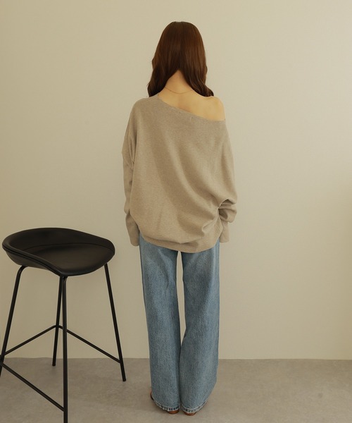 LAULEN（ローレン）の「offshoulder oversize knit /オフショルダー オーバーサイズ ニット（ニット/セーター・レディース・ベージュ/アイボリー・FREE）」の4枚目の写真
