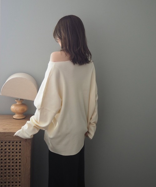 LAULEN（ローレン）の「offshoulder oversize knit /オフショルダー オーバーサイズ ニット（ニット/セーター・レディース・ベージュ/アイボリー・FREE）」の6枚目の写真