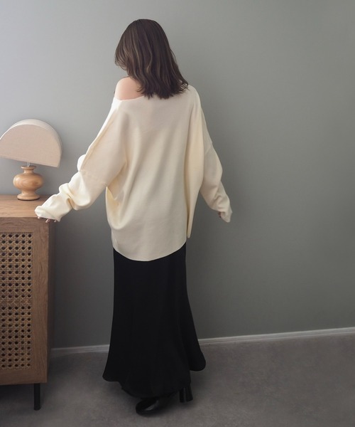 LAULEN（ローレン）の「offshoulder oversize knit /オフショルダー オーバーサイズ ニット（ニット/セーター・レディース・ベージュ/アイボリー・FREE）」の9枚目の写真