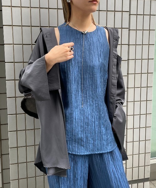 AIC.(エーアイシー)の「ビンテージサテンアメスリタンク/セットアップ可能(タンクトップ・レディース・グレイッシュベージュ/ネイビー・FREE)」の2枚目の写真