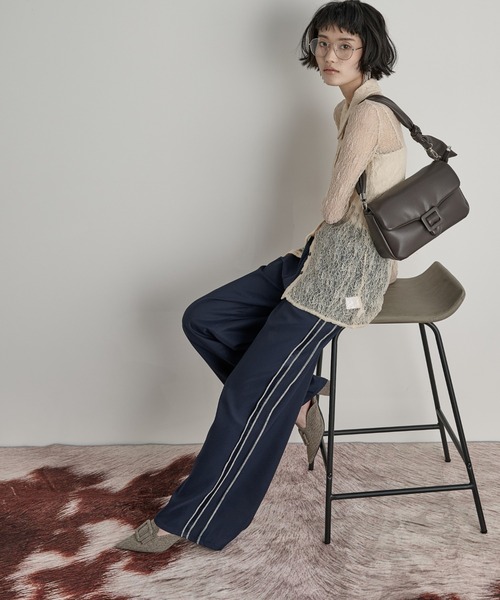 THE YOn（ザヨン）の「インサイドアウトシームラインサテントラックパンツ（その他パンツ・レディース・ブラウン/マスタード/グレー/ネイビー・FREE）」の3枚目の写真