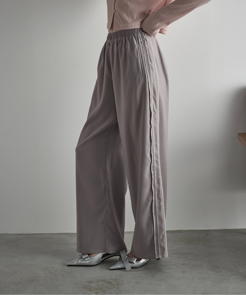 THE YOn（ザヨン）の「インサイドアウトシームラインサテントラックパンツ（その他パンツ・レディース・ブラウン/マスタード/グレー/ネイビー・FREE）」の2枚目の写真