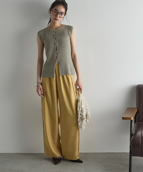 THE YOn（ザヨン）の「インサイドアウトシームラインサテントラックパンツ（その他パンツ・レディース・ブラウン/マスタード/グレー/ネイビー・FREE）」の4枚目の写真