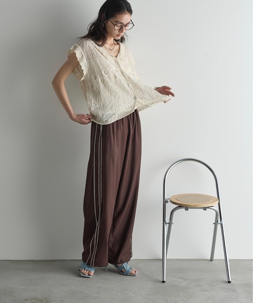 THE YOn（ザヨン）の「インサイドアウトシームラインサテントラックパンツ（その他パンツ・レディース・ブラウン/マスタード/グレー/ネイビー・FREE）」の21枚目の写真