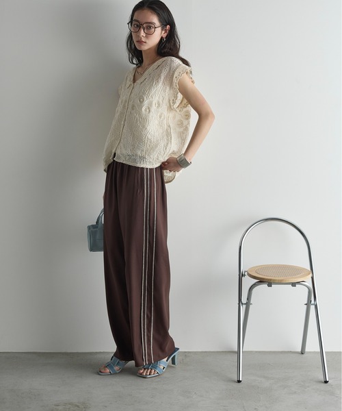 THE YOn（ザヨン）の「インサイドアウトシームラインサテントラックパンツ（その他パンツ・レディース・ブラウン/マスタード/グレー/ネイビー・FREE）」の19枚目の写真