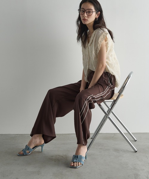 THE YOn（ザヨン）の「インサイドアウトシームラインサテントラックパンツ（その他パンツ・レディース・ブラウン/マスタード/グレー/ネイビー・FREE）」の12枚目の写真