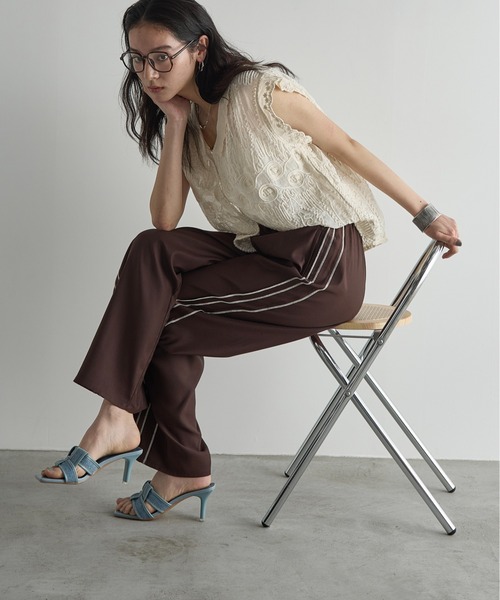 THE YOn（ザヨン）の「インサイドアウトシームラインサテントラックパンツ（その他パンツ・レディース・ブラウン/マスタード/グレー/ネイビー・FREE）」の11枚目の写真